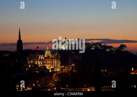 Edinburgh Stadt Skyline in der Abenddämmerung vom Calton Hill, Schottland, Vereinigtes Königreich, Europa Stockfoto