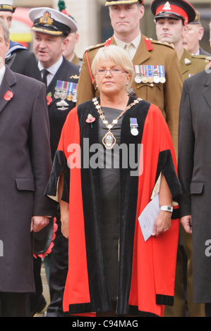 Stellvertretender Bürgermeister Ruth Patterson am Remembrance Sunday Kranzniederlegung Zeremonie, Belfast 13.11.2011 Stockfoto