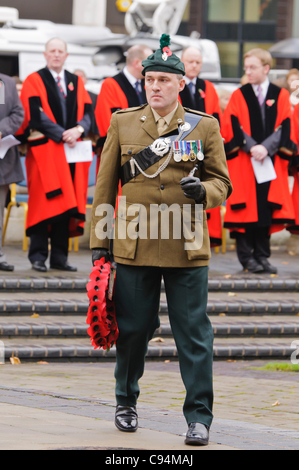 Lieutenant Colonel Owen Lyttle, 2. Bataillon Royal Irish Regiment, legt einen Kranz in der Erinnerung Sonntag Kranzniederlegung Zeremonie, Belfast 13.11.2011 Stockfoto