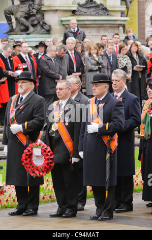 Mitglieder der treuen Oranier-Orden am Remembrance Sunday Kranzniederlegung Zeremonie, Belfast 13.11.2011 Stockfoto