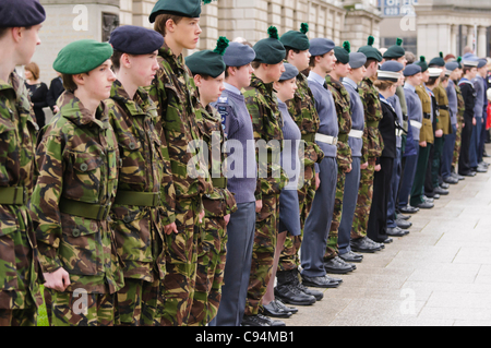 Mitglieder der Armee-jüngstere Söhne, Air Cadets und Navy Kadetten an der Erinnerung Sonntag Kranzniederlegung Zeremonie, Belfast 13.11.2011 Stockfoto