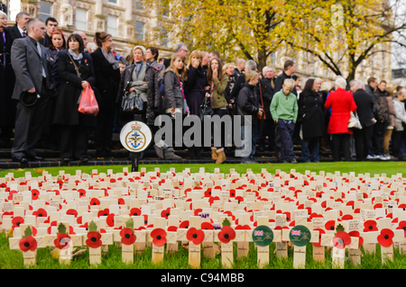 Menschen zu sammeln, für die Erinnerung Sonntag Kranzniederlegung Zeremonie, Belfast 13.11.2011 Stockfoto