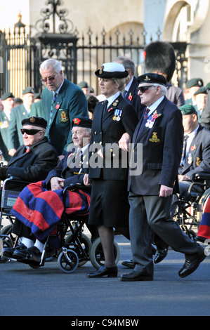 Alten Soldaten im Rollstuhl marschieren in Richtung der Kenotaph am Remembrance Day Sonntag, 13. November 2011 Stockfoto