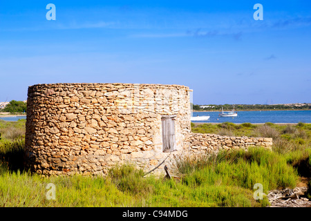 Mauerwerk runden Hafen in Formentera Estany des Peix Stockfoto