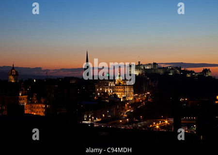 Edinburgh Stadt Skyline in der Abenddämmerung vom Calton Hill, Schottland, Vereinigtes Königreich, Europa Stockfoto
