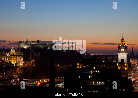 Edinburgh Stadt Skyline bei Dämmerung Nacht Abend angesehen vom Calton Hill, Schottland, Vereinigtes Königreich, Europa Stockfoto