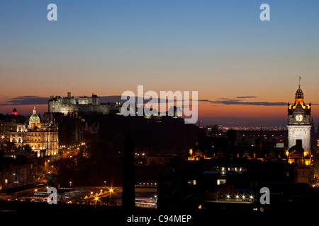 Edinburgh Stadt Skyline Blick, dass Nacht-Abend in der Dämmerung von Calton Hill, Schottland, Vereinigtes Königreich, Europa betrachtet Stockfoto