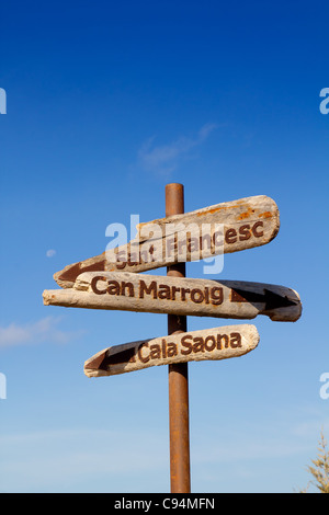 Formentera Verkehrszeichen Holz können Marroig Cala Saona Sant Francesc Stockfoto