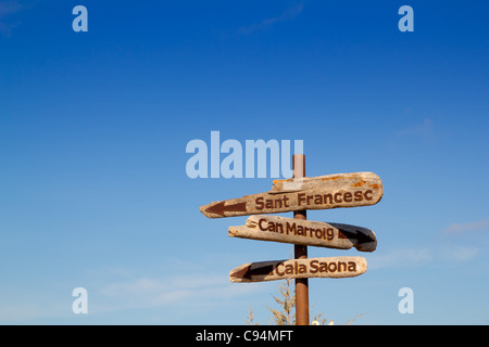 Formentera Verkehrszeichen Holz können Marroig Cala Saona Sant Francesc Stockfoto