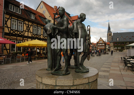 Quedlinburg, Deutschland. Eine Statue, die Munzenberg Musiker stehen in den Marktplatz von Quedlinburg, Deutschland. Stockfoto