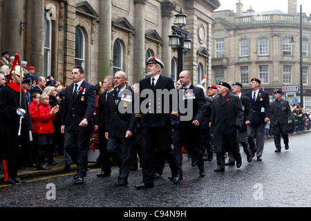 Mitglieder der Royal Navy teilnehmen an der Erinnerung Sonntag Parade in Sunderland, England, UK. Die Zeremonie war das größte in Großbritannien außerhalb von London, mit mehr als 400 Mitglieder der Streitkräfte und 100 Mitglieder der Rettungsdienste. Stockfoto