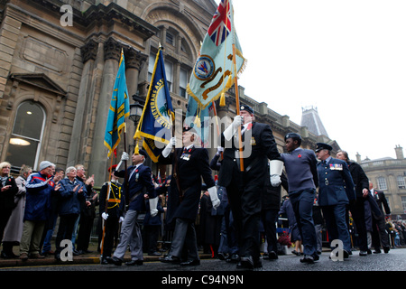 Mitglieder der Royal British Legion teilnehmen an der Erinnerung Sonntag Parade in Sunderland, England, UK. Die Zeremonie war das größte in Großbritannien außerhalb von London, mit mehr als 400 Mitglieder der Streitkräfte und 100 Mitglieder der Rettungsdienste. Stockfoto