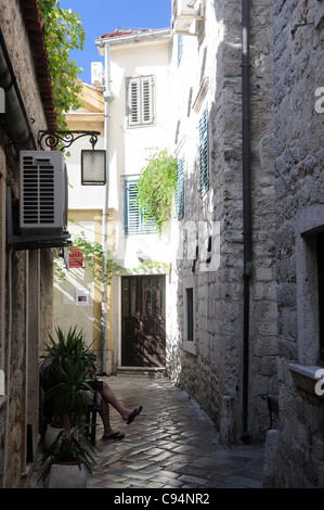 Einer ruhigen Gasse in der Altstadt von Kotor, Montenegro Stockfoto