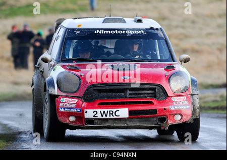 13.11.2011 Powys, Wales. Kris Meeke (GBR) und Co-Pilot Paul Nagle (IRL) in der #52 arbeitet MINI WRC Team MINI John Cooper in Aktion beim ersten Durchgang der Crychan Bühne (19) im Laufe von Tag 4 der FIA WRC Wales Rallye GB. Obligatorische Kredit: ActionPlus Stockfoto