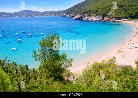 Ibiza Cala de Sant Vicent Caleta de San Vicente Strand türkisfarbenes Wasser Stockfoto