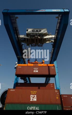 Ein Industriekranheber-Container der größten Frachtschifffahrtsgesellschaft von Zim Israel von einem Schiff am Frachtterminal im Hafen von Haifa, dem größten Seehafen Israels Stockfoto