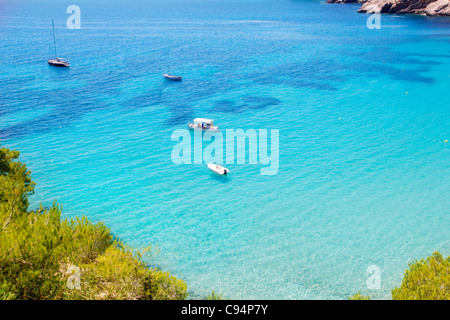 Ibiza Cala de Sant Vicent Caleta de San Vicente Strand türkisfarbenes Wasser Stockfoto