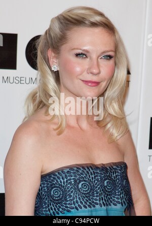 Kirsten Davis im Ankunftsbereich für 2011 MOCA jährliche Gala eines Künstlers Leben Manifest, MOCA Grand Avenue, Los Angeles, CA 12. November 2011. Foto von: Emiley Schweich/Everett Collection Stockfoto