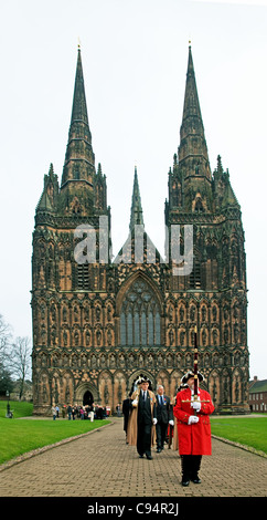 Lichfield Stadtausrufer Bürgermeister und Stadträte führen die Erinnerung Sonntag Prozession vom Dom zu Memorial Garden Stockfoto