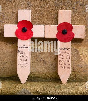 Zwei persönliche Gedenkstätte kreuzt mit Mohn und Namen von Verwandten in Lichfield Memorial Gardens Erinnerung Sonntag 2011 Stockfoto