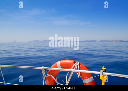 Boot auf Ibiza mit runden roten Lebensretter Boje und gelben Leuchtfeuer Stockfoto