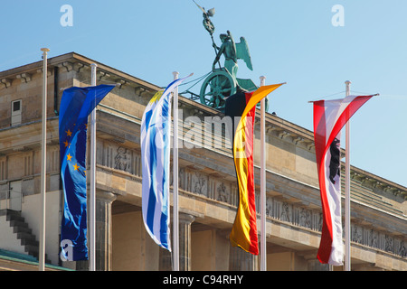 Europäische und deutsche Flagge am Brandenburger Tor in Berlin; Brandenburger Tor in Berlin Stockfoto