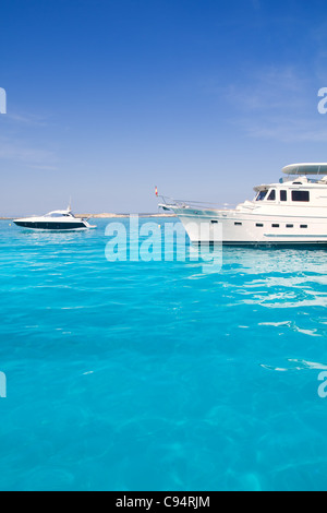 Luxus-Yacht in Türkis Strand von Formentera Illetes Stockfoto