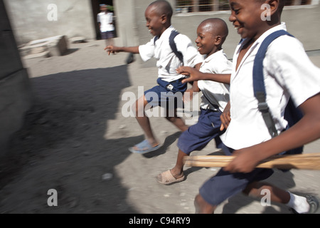 Studenten-Ansturm auf die Toiletten an Keko Mwanga B Primary School in Dar Es Salaam, Tansania. Stockfoto