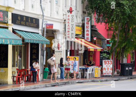 Singapurs Vororte: Katong - East Coast Rd bei Joo Chat Rd. Stockfoto