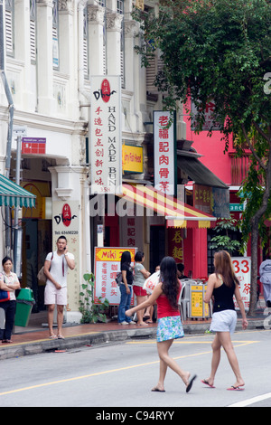 Singapurs Vororte: Katong - East Coast Rd bei Joo Chat Rd. Stockfoto