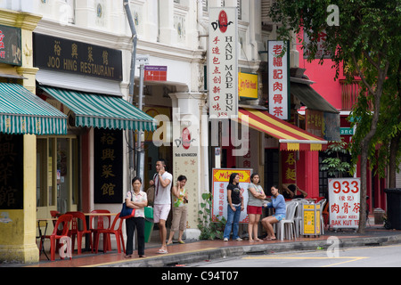 Singapurs Vororte: Katong - East Coast Rd bei Joo Chat Rd. Stockfoto