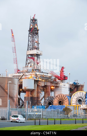 Eine Ölbohrinsel in Invergordon in Cromarty Firth, Nordschottland, Großbritannien nachgerüstet werden. Stockfoto