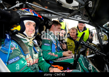 13.11.2011 Powys, Wales. Matthew Wilson (GBR) und Co-Pilot Scott Martin (GBR) in der #5 M-Sport Stobart Ford World Rally Team Ford Fiesta RS WRC werden am Ende der Denkmal-Leistungsstufe (SS23) im Laufe von Tag 4 der FIA WRC Wales Rallye GB interviewt. Stockfoto