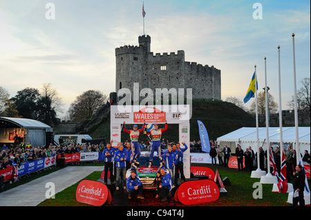 13.11.2011 Cardiff, Wales. Rallye-Sieger Jari-Matti Latvala (FIN) und Co-Pilot Mikka Anttila (FIN) in #4 Ford Abu Dhabi World Rally Team Ford Fiesta RS WRC Stand auf dem Podium mit ihrem Team unter anderem Chef Malcolm Wilson und seinem Teamkollegen Mikko Hirvonen (FIN) an das zeremonielle Finish im Boden Stockfoto