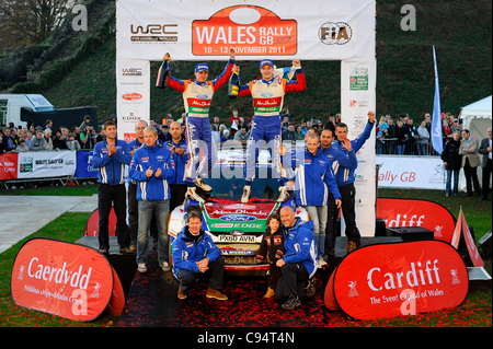 13.11.2011 Cardiff, Wales. Rallye-Sieger Jari-Matti Latvala (FIN) und Co-Pilot Mikka Anttila (FIN) in #4 Ford Abu Dhabi World Rally Team Ford Fiesta RS WRC Stand auf dem Podium mit ihrem Team unter anderem Chef Malcolm Wilson und seinem Teamkollegen Mikko Hirvonen (FIN) an das zeremonielle Finish im Boden Stockfoto