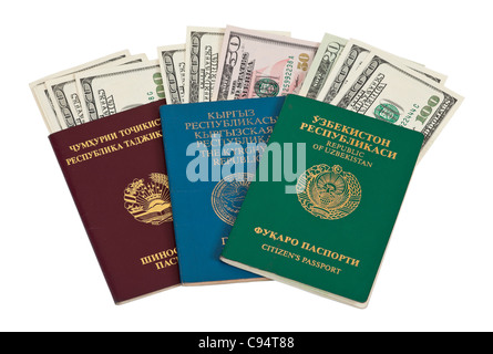 Ausländische Reisepässe und US-Dollar über weiß Stockfoto