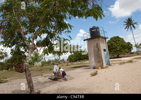 Dorfbewohner sammeln Wasser von einer Ernte-Station in Dar Es Salaam, Tansania, Ostafrika. Stockfoto