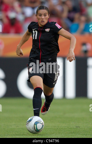 DRESDEN, DEUTSCHLAND - 10. JULI: Alex Krieger aus den USA fährt den Ball während eines Viertelfinales der FIFA Frauen-Weltmeisterschaft gegen Brasilien im Rudolf-Harbig-Stadion am 10. Juli 2011 in Dresden. Nur redaktionelle Verwendung. Kommerzielle Nutzung verboten. (Foto: Jonathan Paul Larsen / Diadem Images) Stockfoto