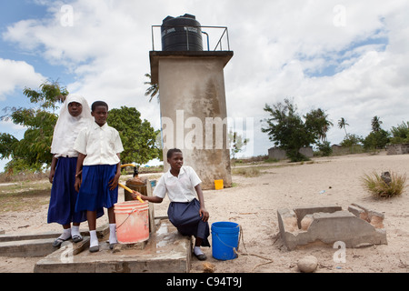 Studenten sammeln Wasser von einer Ernte-Station in Dar Es Salaam, Tansania, Ostafrika. Stockfoto