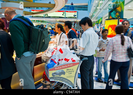 Dubai, Vereinigte Arabische Emirate - Flughafen Shopping Mall, Menschenmenge, Männer Shopping in Duty Free Schmuck Shop, modernes internationales Shopping Center, Flughafen Reise Produkte Stockfoto