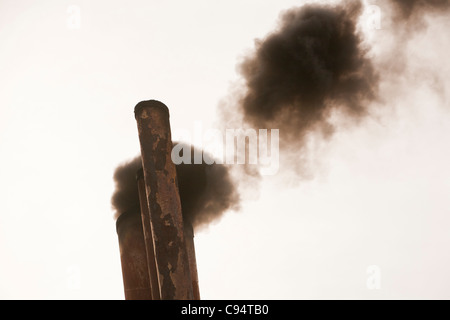 Abgasemissionen Sie, das Ergebnis des Brennens marine Diesel in einem Schiffe-Motor. Stockfoto