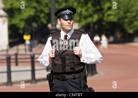 Bewaffnete britische Polizisten im Dienst außerhalb der Buckingham Palace, London, Vereinigtes Königreich. Stockfoto