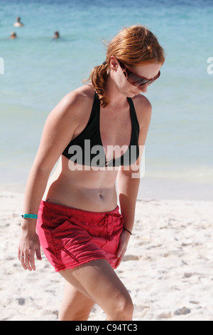 Rote Kopf touristischen kaukasischen Frau zu Fuß am Strand nach unten. Nächster Nähe erschossen. Guardalavaca, Kuba, Caribbean Stockfoto