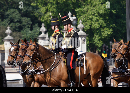 Mitglieder der Truppe Regiment des Königs montiert, während die Trooping die Farbe, London, Vereinigtes Königreich. Stockfoto