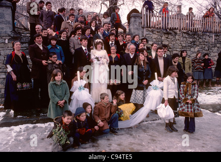 Lokalen Großfamilie posiert für eine Hochzeitsfoto in den kleinen nördlichen Bergdorf Metsovo, Griechenland Stockfoto