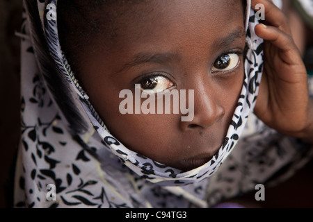 Eine junge Muslimin in Dar Es Salaam, Tansania, Ostafrika. Stockfoto