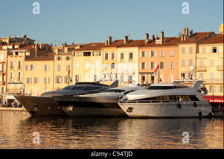 Bassin, St Tropez, Côte, namens, Frankreich, der alte Hafen von St.Tropez mit Yacht Stockfoto