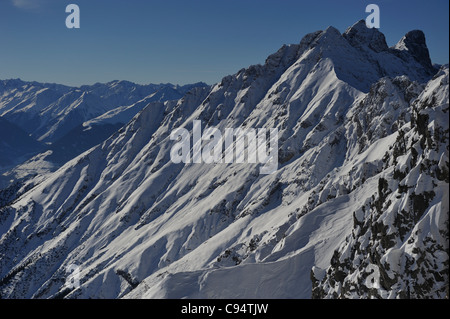 Die Bergen oberhalb von Innsbruck, Österreich, bieten ein großartiger Ort zum Ski- und Snowbaord oder einfach nur zum die Auszeit und genießen Sie den Blick Stockfoto