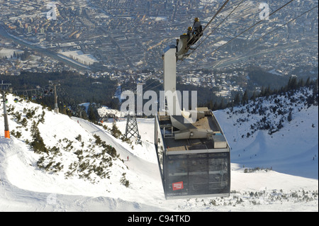 Die Bergen oberhalb von Innsbruck, Österreich, bieten ein großartiger Ort zum Ski- und Snowbaord oder einfach nur zum die Auszeit und genießen Sie den Blick Stockfoto