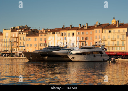 Bassin, St Tropez, Côte, namens, Frankreich, der alte Hafen von St.Tropez mit Yacht Stockfoto